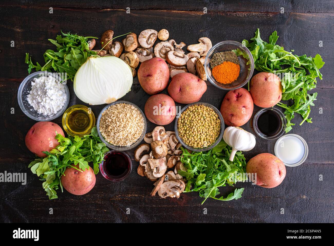 Verdure lenticchie e funghi Pastore ingredienti: Patate, lenticchie, funghi e altri ingredienti per preparare una torta di cottage vegana Foto Stock