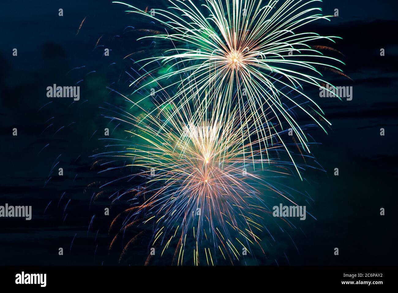 Bellissimi fuochi d'artificio festosi multicolore nel cielo notturno Foto Stock