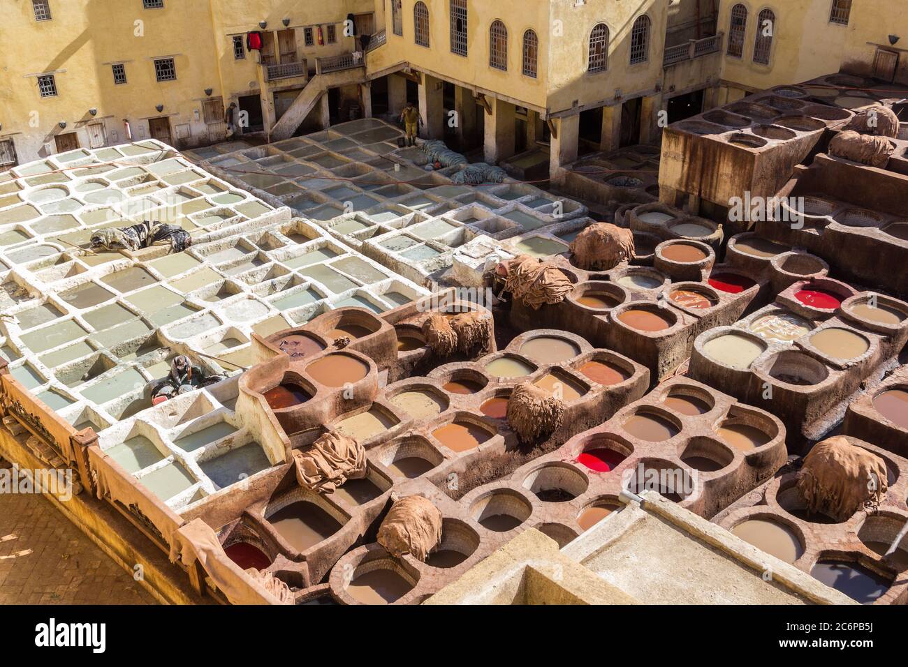 Fes, Marocco - Febbraio 23. 2019: Conceria nella vecchia Medina con lavoratori che lavorano pelli in modo tradizionale, Fes, Marocco Foto Stock