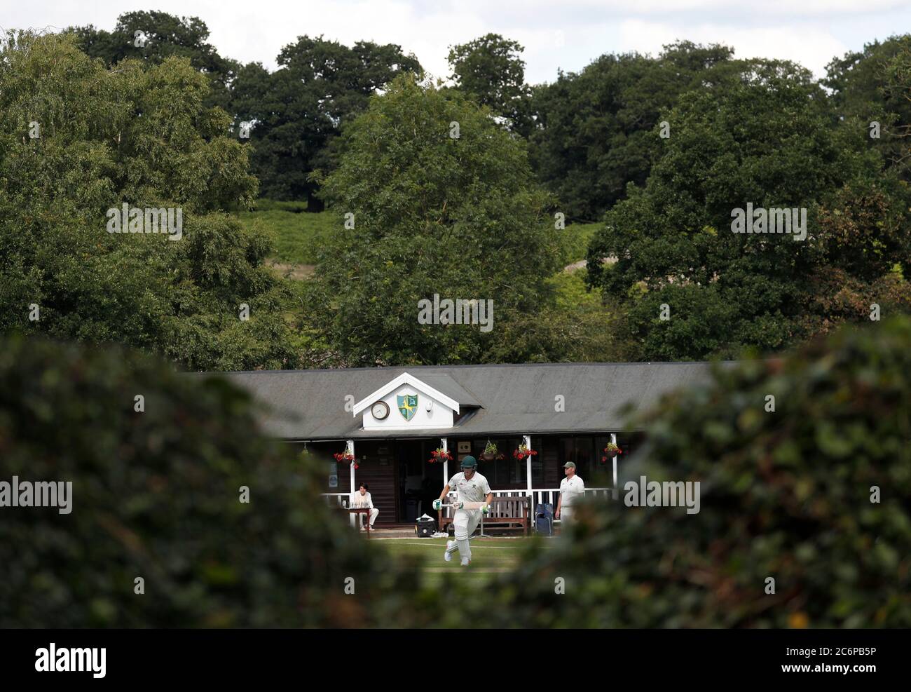 Newtown Linford, Leicestershire, Regno Unito. 11 Luglio 2020. Newtown Linford Cricket Club giocare Oakham dopo che il governo britannico rilassato coronavirus pandemie restrizioni di blocco per diverse attività all'aperto. Credit Darren Staples/Alamy Live News. Foto Stock