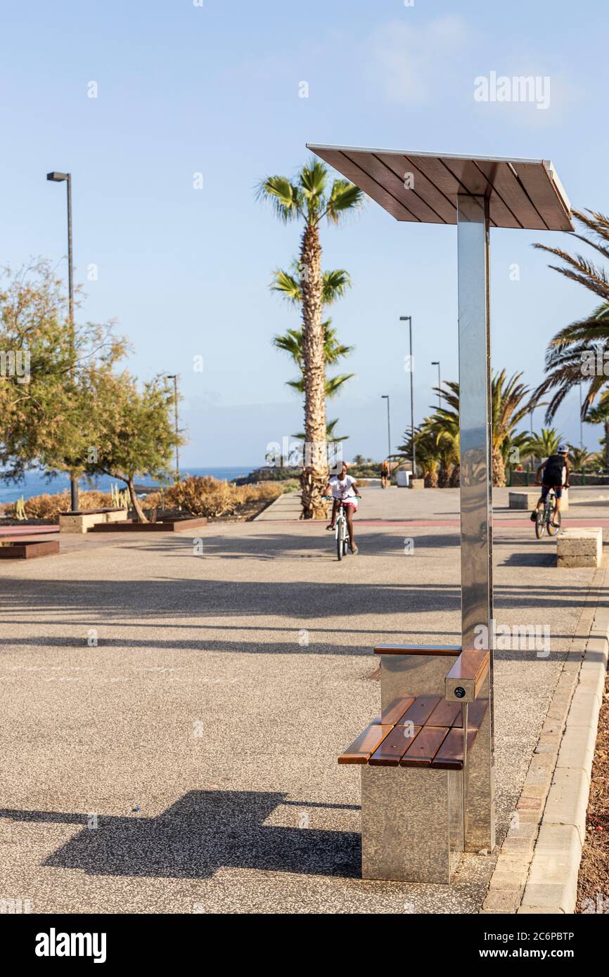 Banco Hi tech con porte di ricarica USB a energia solare a la Jaquita, Alcala, Tenerife, Isole Canarie, Spagna Foto Stock