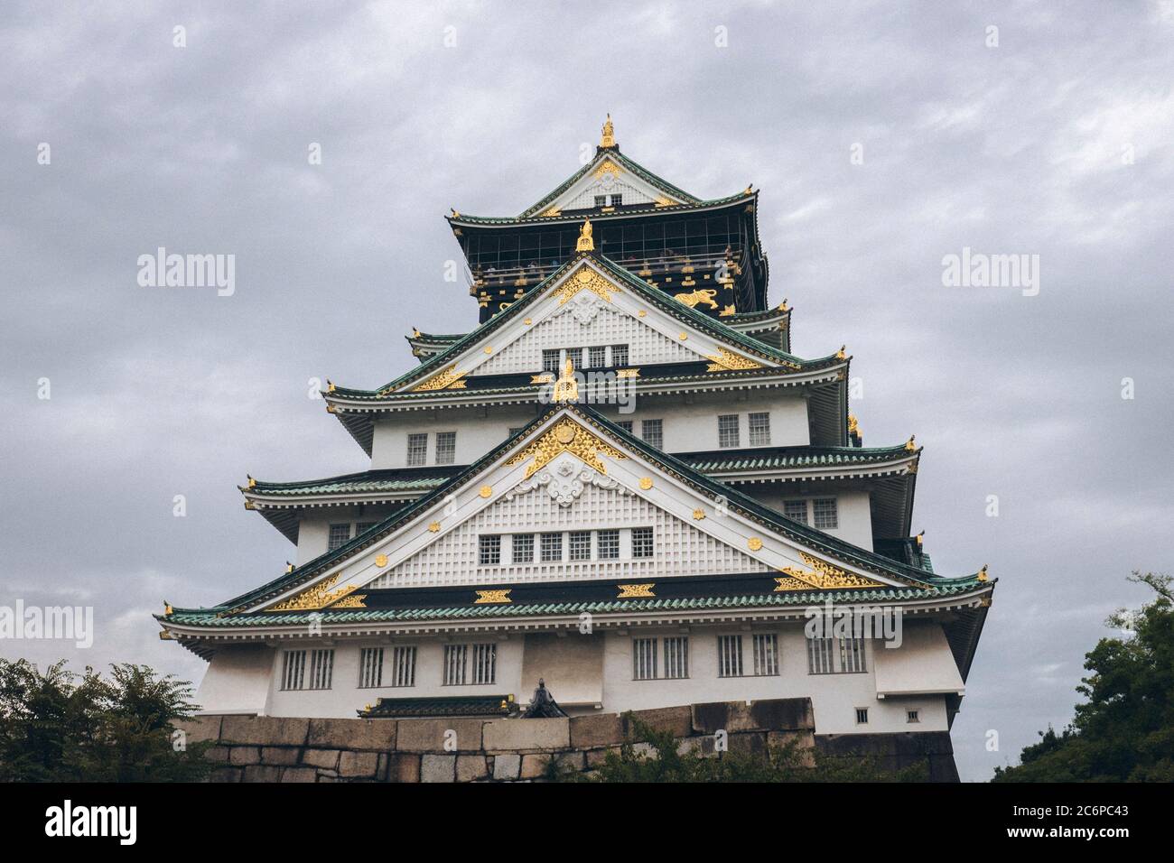 Grande e vecchio edificio giapponese, città di Osaka, Giappone. Foto Stock
