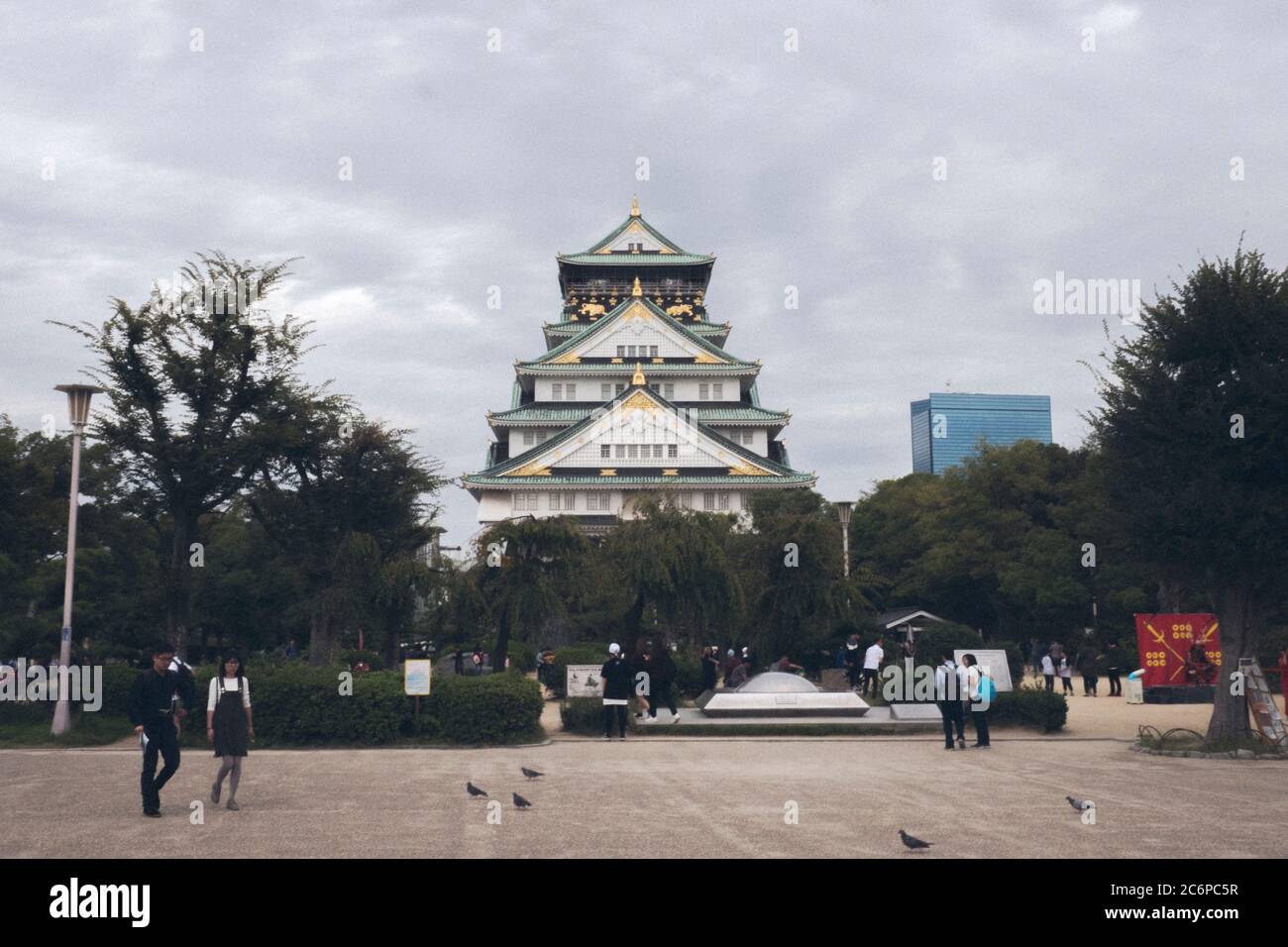 Grande e vecchio edificio giapponese, città di Osaka, Giappone. Foto Stock