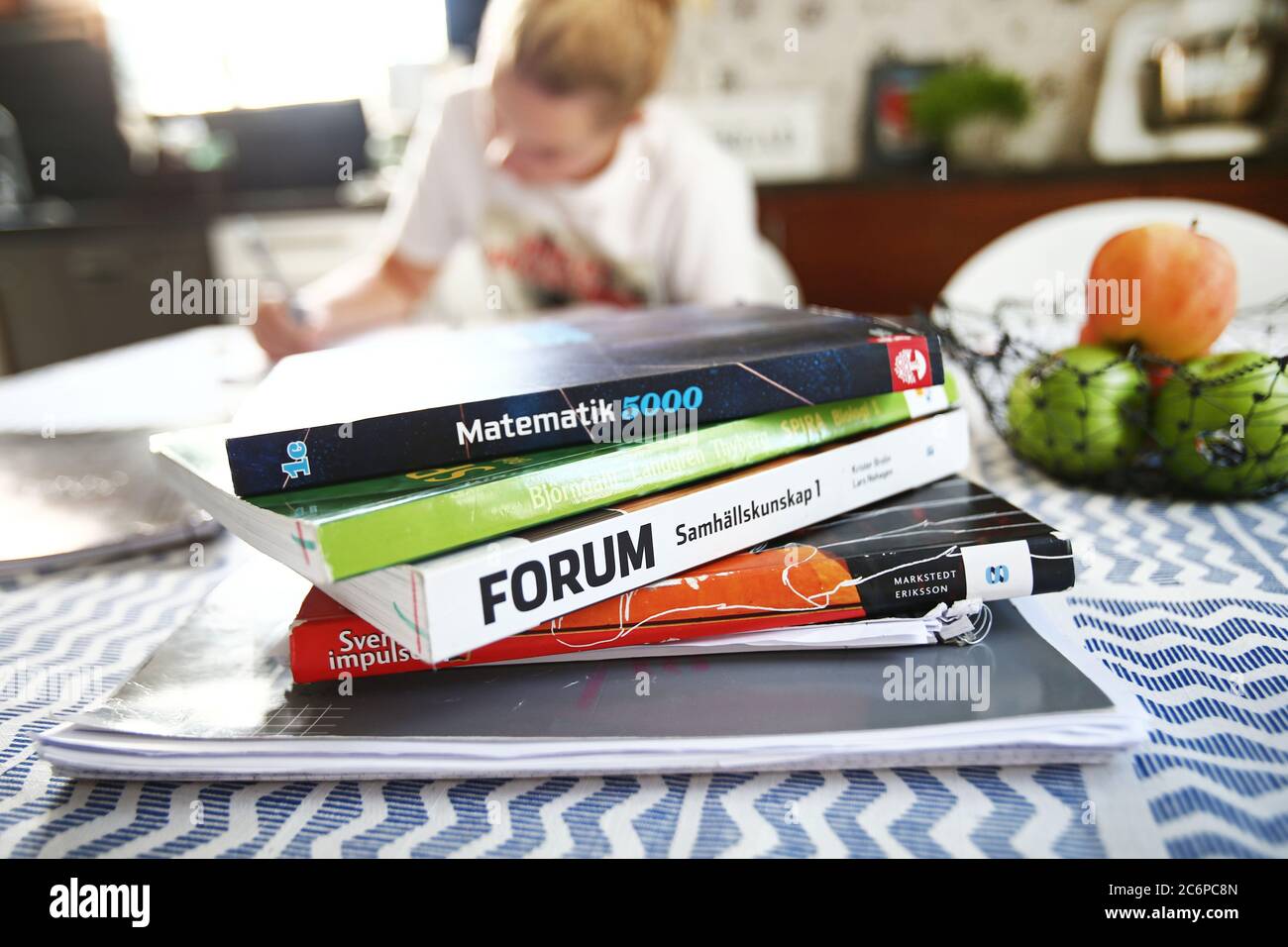 Studente di scuola superiore che fa il suo lavoro a una tavola da cucina.Foto di Gippe Gustafsson Foto Stock