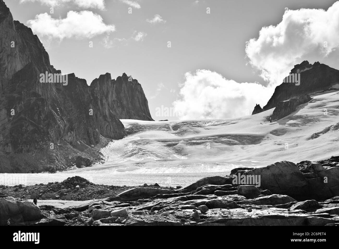 Immagine in bianco e nero di una scena montana nel Bugaboo Provincial Park British Columbia Canada Foto Stock