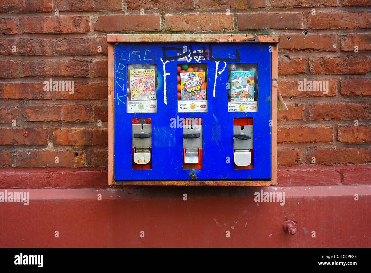 Vista frontale di un vecchio distributore automatico di monete in gomma a bolle sulle pareti di un edificio in Germania. Foto Stock
