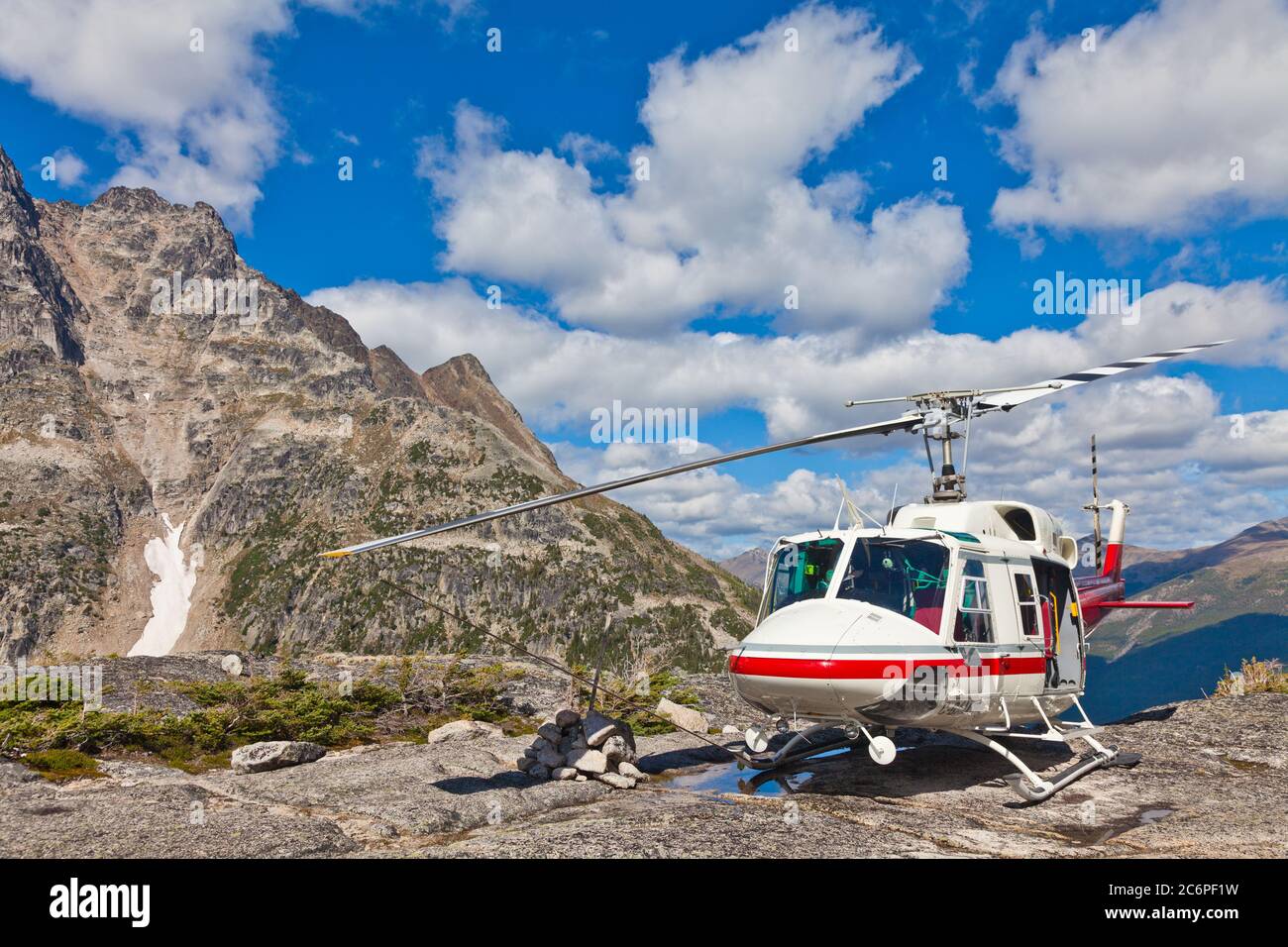 Elicottero con un rotore dentato che ha consegnato i fotografi in una posizione remota nelle montagne di Bugaboo della British Columbia Canada Foto Stock