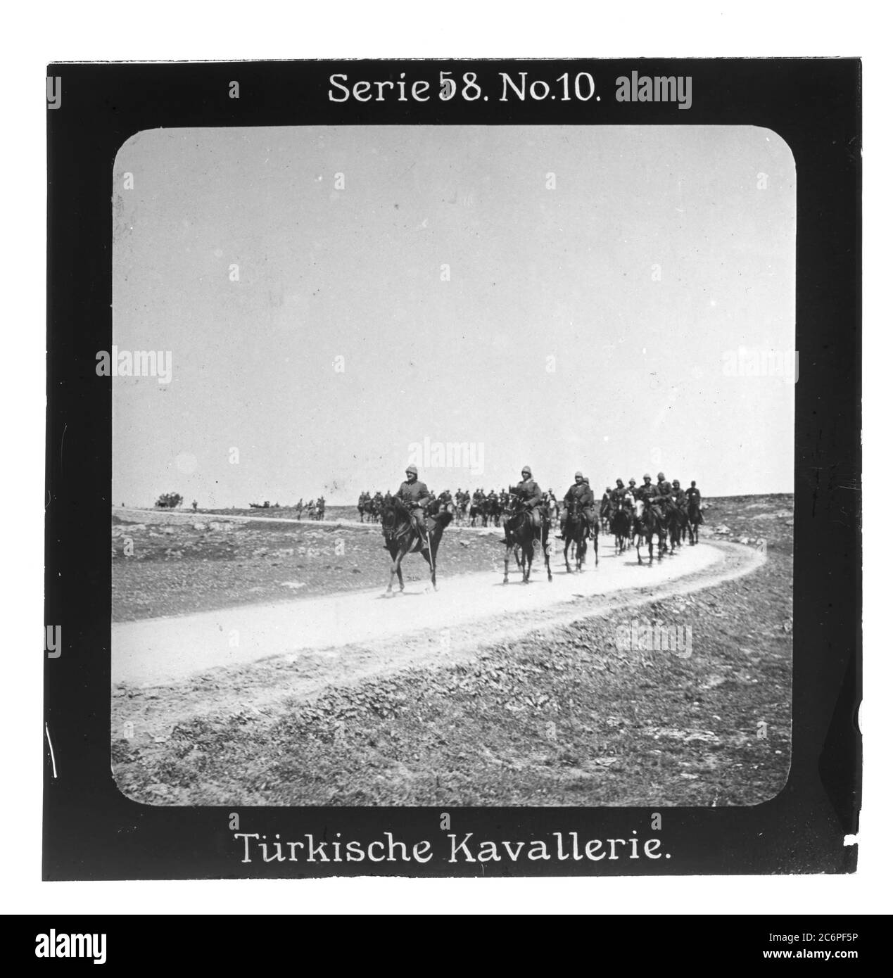 Proiezione für alle - Der Weltkrieg: An der Türkischen Front. Serie 58. N. 10. Türkische Kavallerie. - Die Firma „proiezione für alle" wurde 1905 von Max Skladanowsky (1861-1939) gegründet. Sie produzierte bis 1928 fast 100 Serien zu je 24 Glasdias im Format 8,3 x 8,3 cm im sog. Bromsilber-gelatina-Trockenplatten Verfahren. Die Serien umfassten Städte, Länder, Landschaften, Märchen und Sagen, das Alte Testamento u. den 1. Weltkrieg Foto Stock