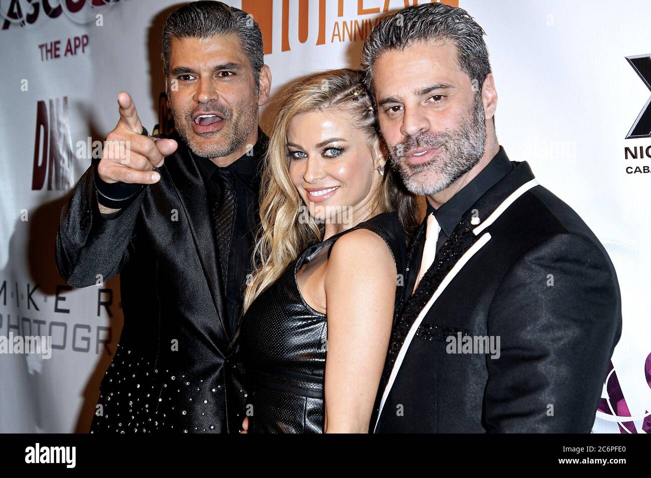 New York, NY, Stati Uniti. 7 dicembre 2012. Mike Ruiz (L), marito, Martin Berusch (R), Carmen Electra (M) al Birthday Gala per Mike Ruiz al XL Nightclub. Credit: Marco, Alamy Foto Stock