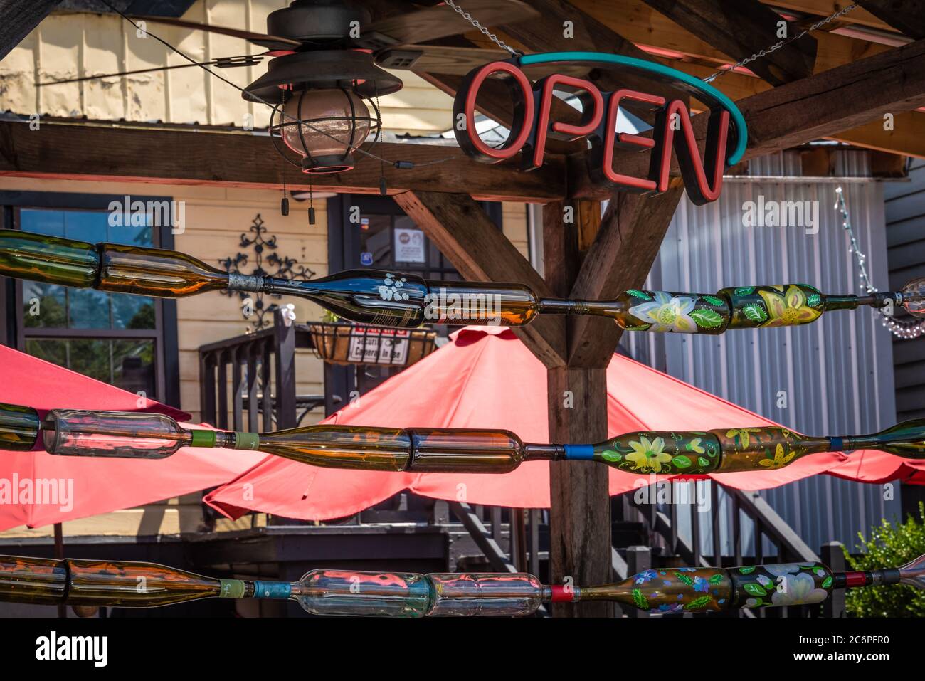 Bottiglie di vino dipinte adornano il patio esterno del Vine Wine Bar & Bistro a Blue Ridge, Georgia. (STATI UNITI) Foto Stock