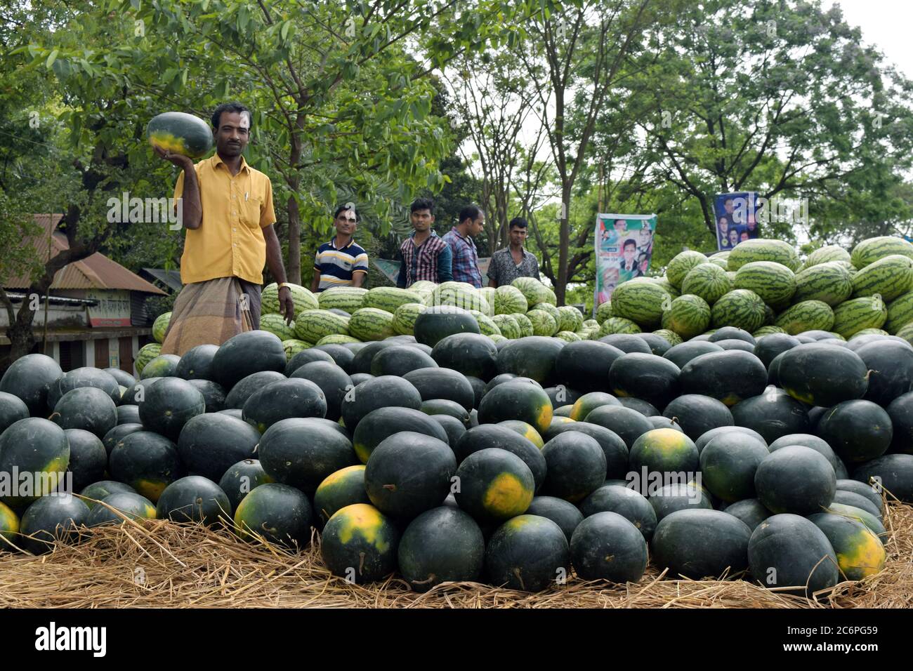 Felice agricoltore per i suoi frutti coltivati quando si raccoglie da campo. Foto Stock