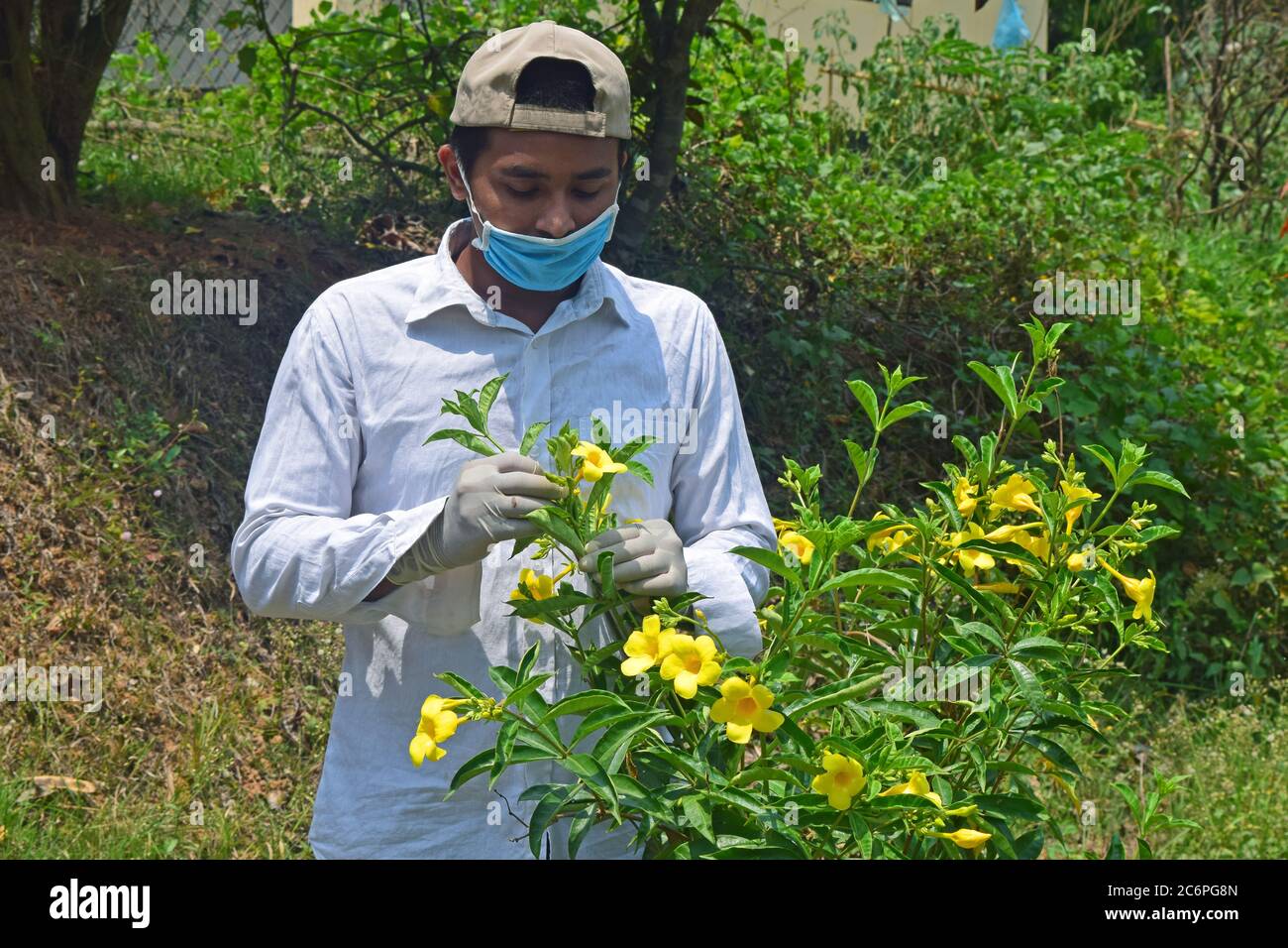 Un uomo indossa una maschera medica chirurgica per la protezione da polvere e virus . Foto Stock
