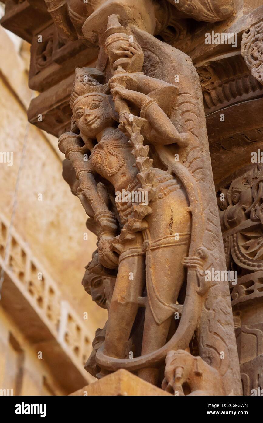 Jaisalmer, Rajasthan, India- Feb 18,2020.A Vista di scultura sulle pareti del Tempio di Jain Foto Stock