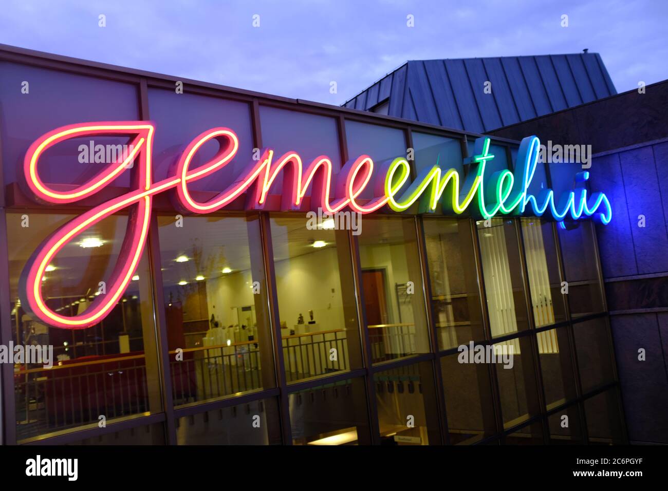 Un municipio nei Paesi Bassi con le lettere scritte nei colori dell'arcobaleno Foto Stock