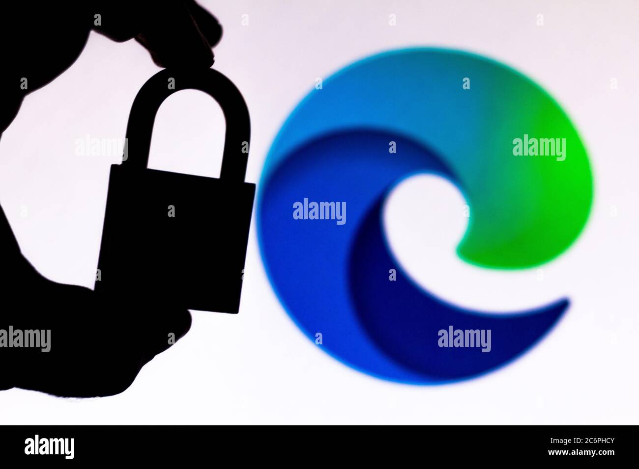 Brasile. 11 Luglio 2020. In questa illustrazione viene visualizzato un lucchetto accanto al logo Microsoft Edge. Concetto di violazione/protezione dei dati online. Problemi di privacy su Internet. Credit: Rafael Henrique/SOPA Images/ZUMA Wire/Alamy Live News Foto Stock