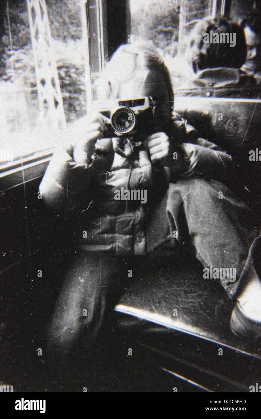 Fine anni '70 vintage nero e bianco stile di vita fotografia di un giovane shutterbug scattando una foto del fotografo. Foto Stock