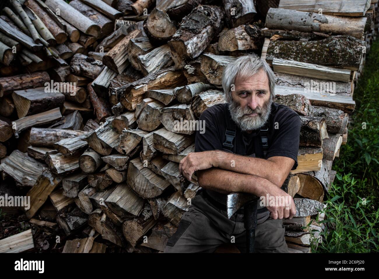 uomo al lavoro nel suo giardino Foto Stock
