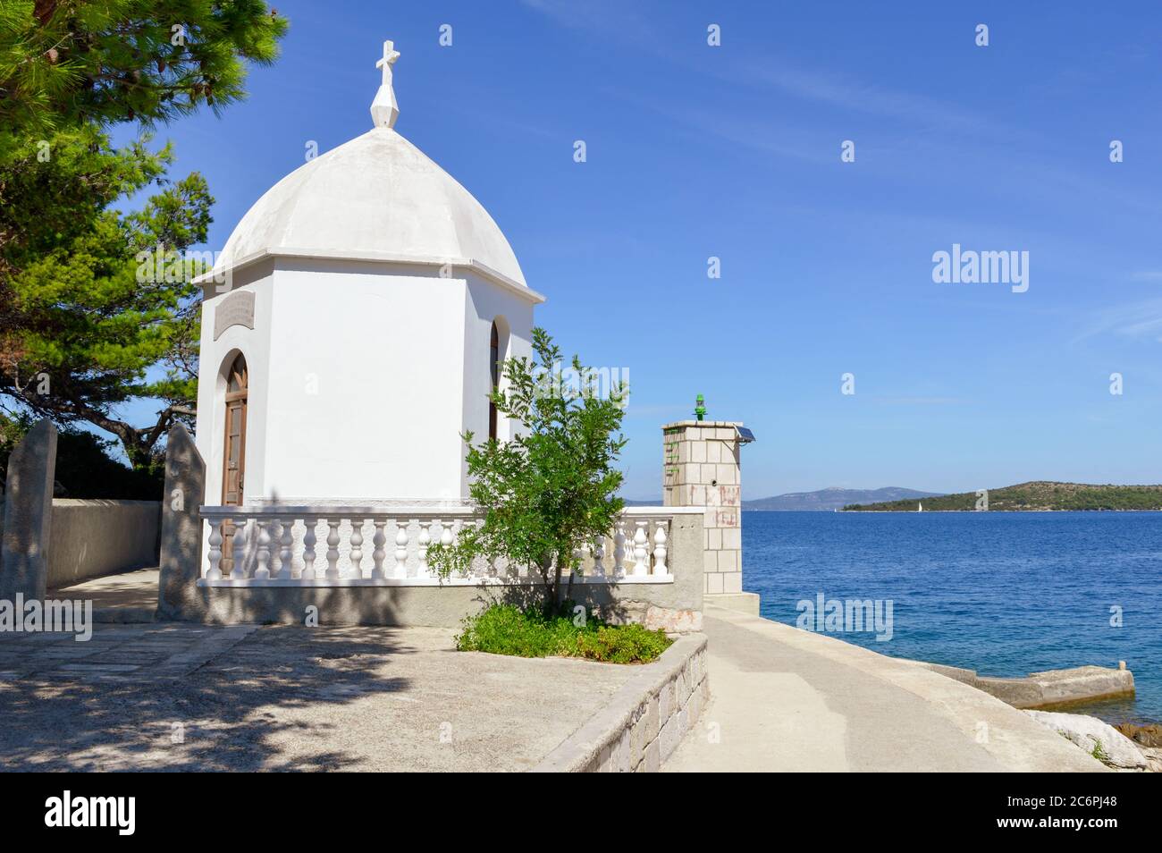Cappella cattolica bianca nel villaggio sali sull'isola di Dugi otok, costa adriatica, Croazia Foto Stock