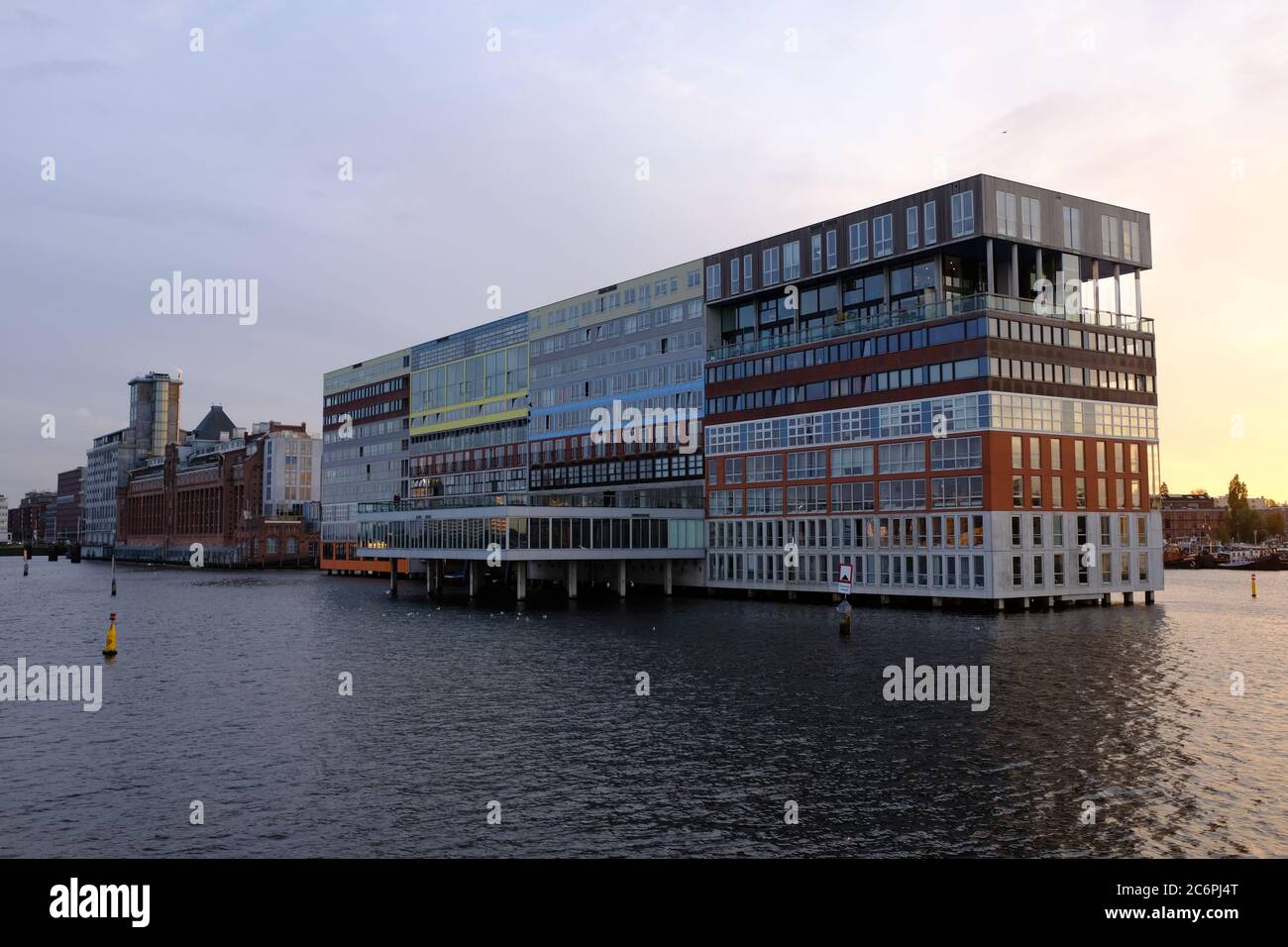 Il Silodam, Amsterdam, Paesi Bassi. Silodam, un blocco che contiene oltre 150 appartamenti che prende il nome da vicino silos di grano. Foto Stock