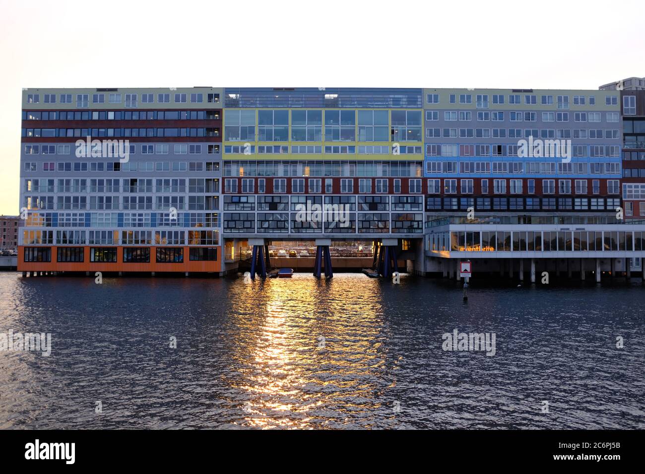 Il Silodam, Amsterdam, Paesi Bassi. Silodam, un blocco che contiene oltre 150 appartamenti che prende il nome da vicino silos di grano. Foto Stock