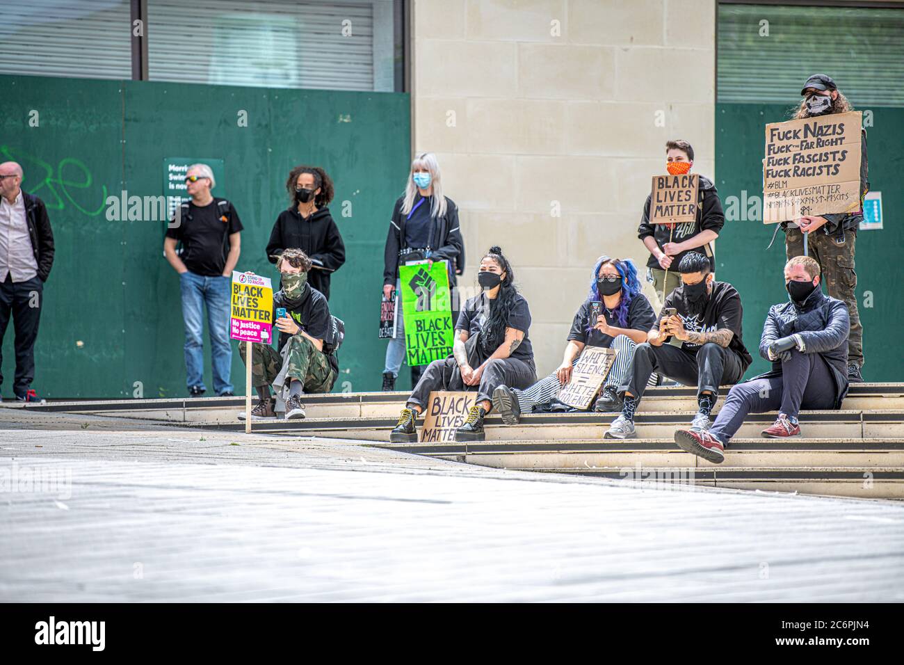 Una piccola folla si riunisce per la protesta Black Lives Matters nel circo di Regent Swindon Wilts UK 2020 luglio Foto Stock