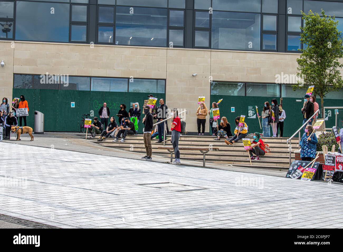Una piccola folla si riunisce per la protesta Black Lives Matters nel circo di Regent Swindon Wilts UK 2020 luglio Foto Stock
