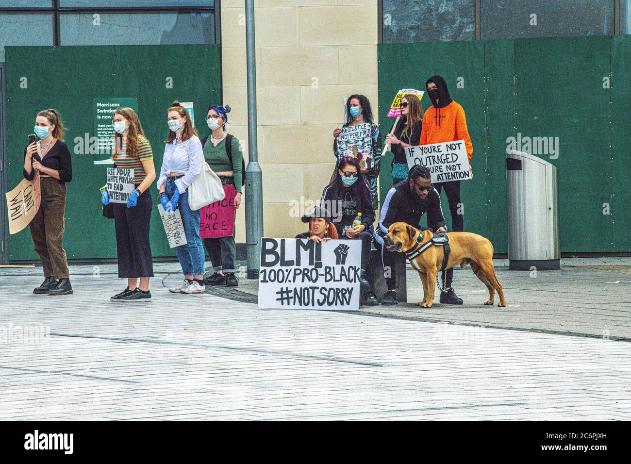 Una piccola folla si riunisce per la protesta Black Lives Matters nel circo di Regent Swindon Wilts UK 2020 luglio Foto Stock