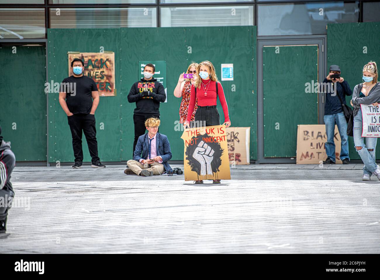 Una piccola folla si riunisce per la protesta Black Lives Matters nel circo di Regent Swindon Wilts UK 2020 luglio Foto Stock