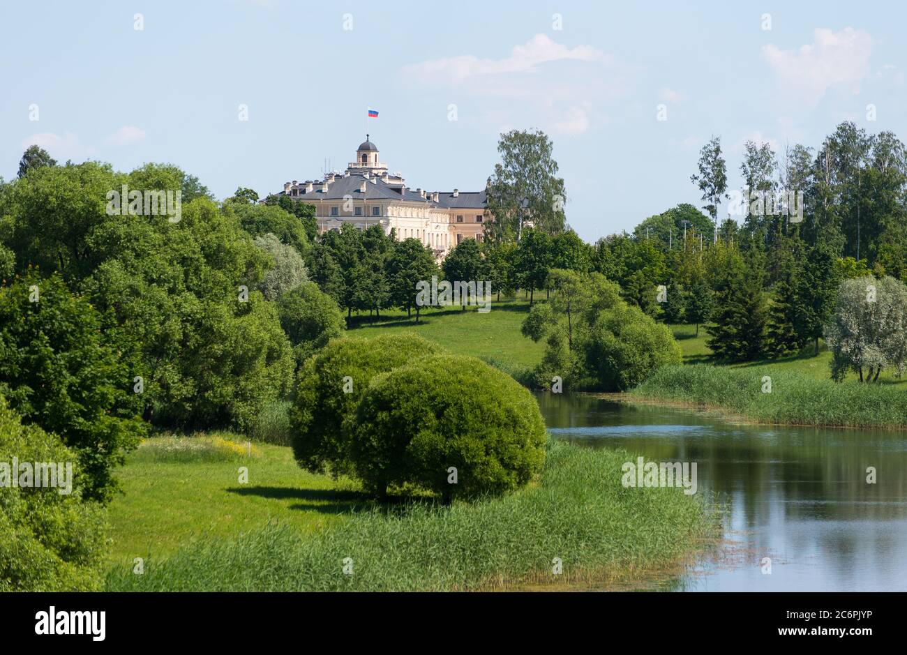 Strelna, San Pietroburgo, Russia – 24 luglio 2020: Complesso statale "il Palazzo del Congresso Nazionale". Foto Stock