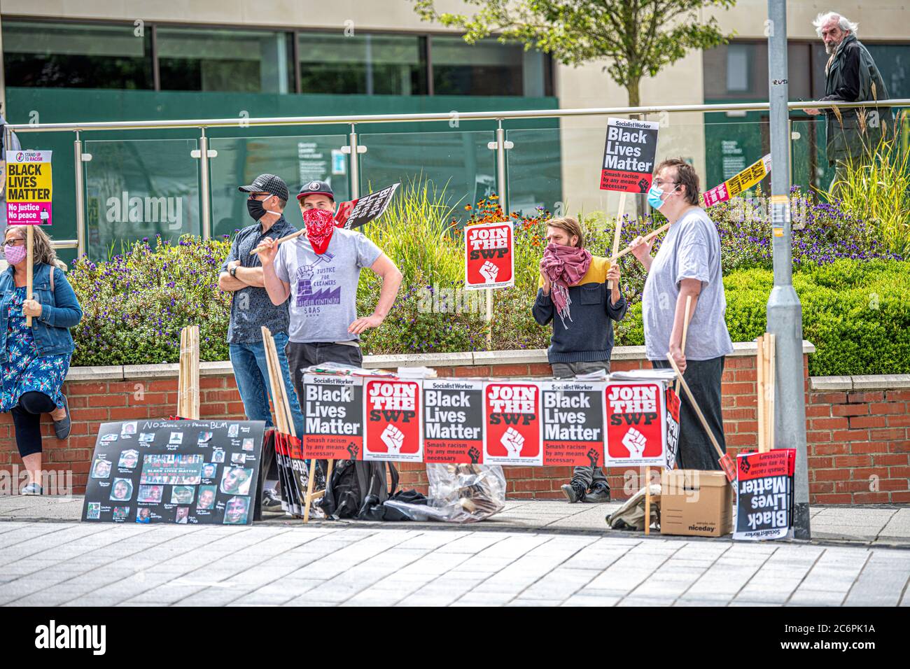 Una piccola folla si riunisce per la protesta Black Lives Matters nel circo di Regent Swindon Wilts UK 2020 luglio Foto Stock
