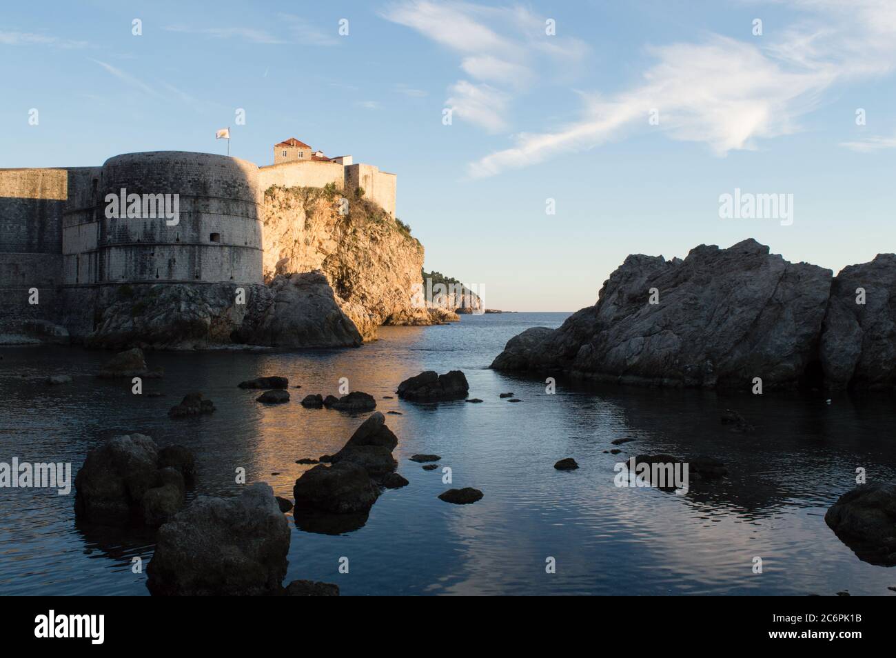Le mura della città si affacciano sul mare di Dubrovnik e mostrano Fort Bokar costruito su roccia a strapiombo e circondato da mare Adriatico pulito Foto Stock