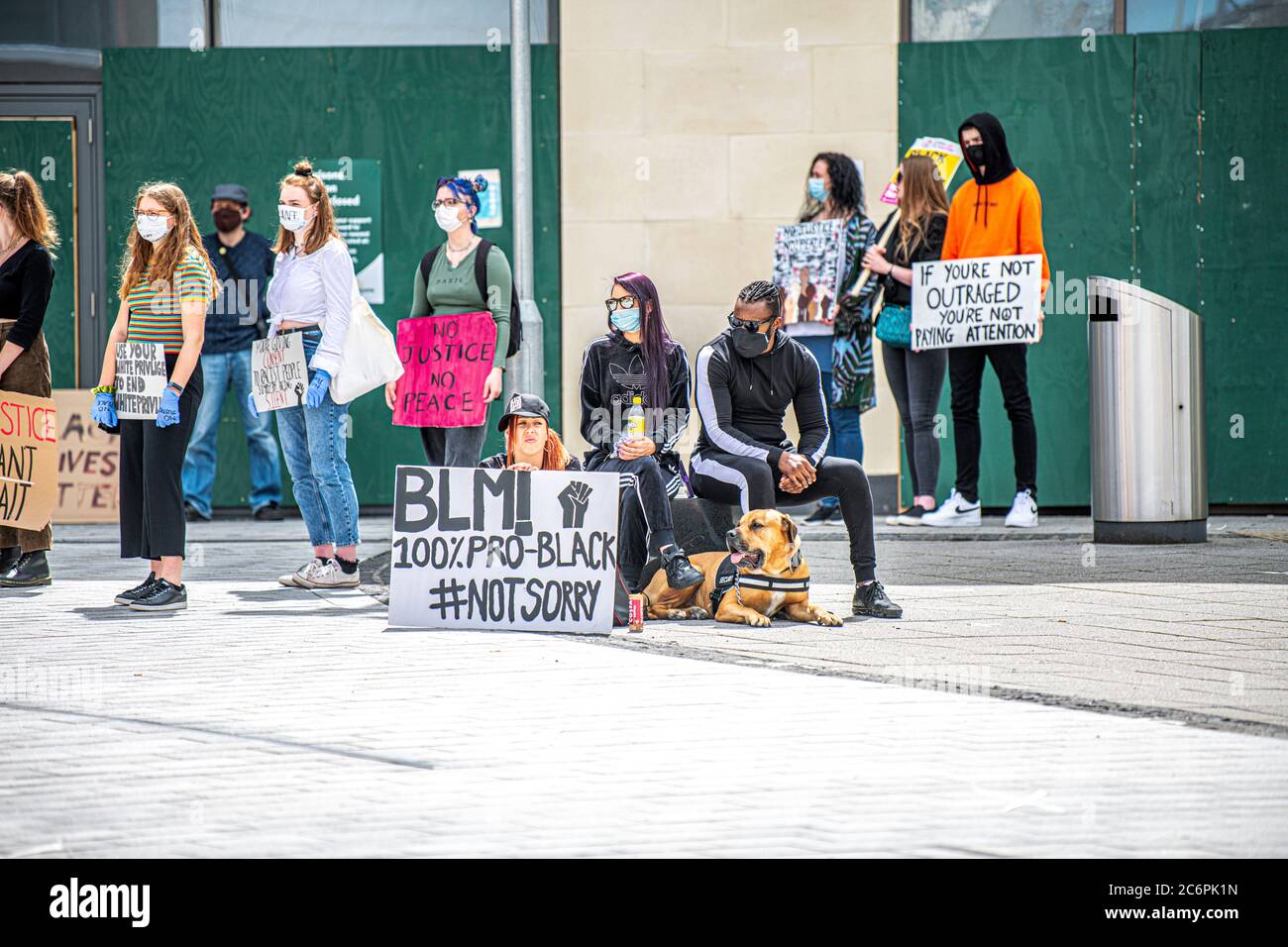 Una piccola folla si riunisce per la protesta Black Lives Matters nel circo di Regent Swindon Wilts UK 2020 luglio Foto Stock