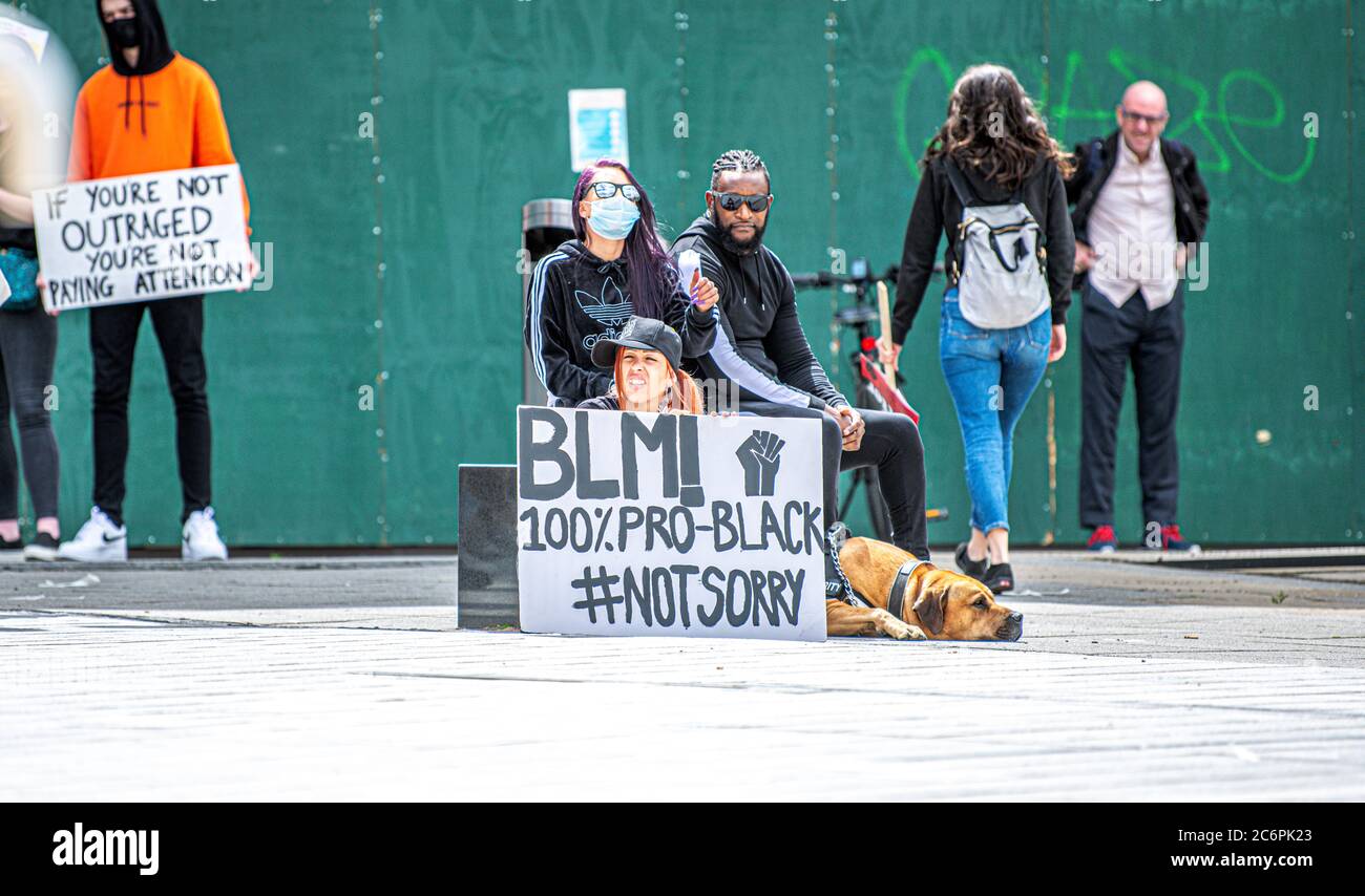 Una piccola folla si riunisce per la protesta Black Lives Matters nel circo di Regent Swindon Wilts UK 2020 luglio Foto Stock