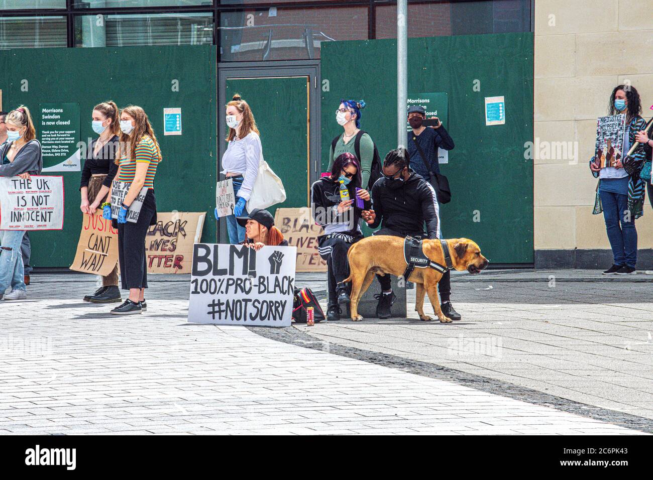 Una piccola folla si riunisce per la protesta Black Lives Matters nel circo di Regent Swindon Wilts UK 2020 luglio Foto Stock