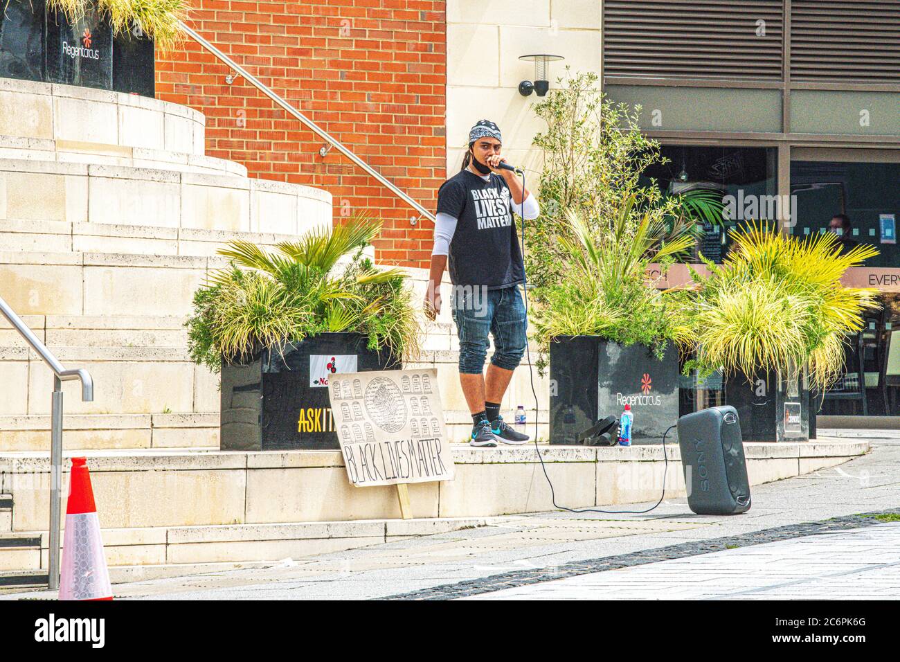Una piccola folla si riunisce per la protesta Black Lives Matters nel circo di Regent Swindon Wilts UK 2020 luglio Foto Stock