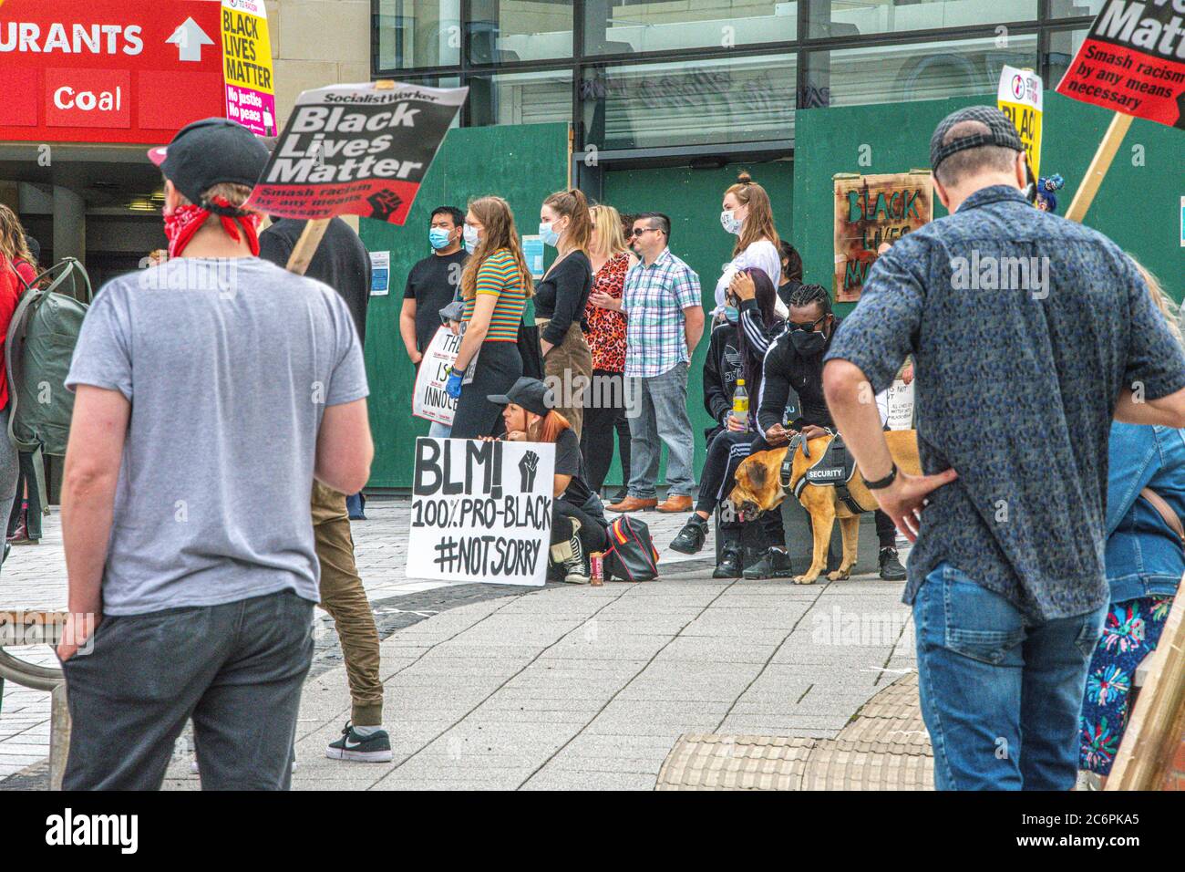 Una piccola folla si riunisce per la protesta Black Lives Matters nel circo di Regent Swindon Wilts UK 2020 luglio Foto Stock