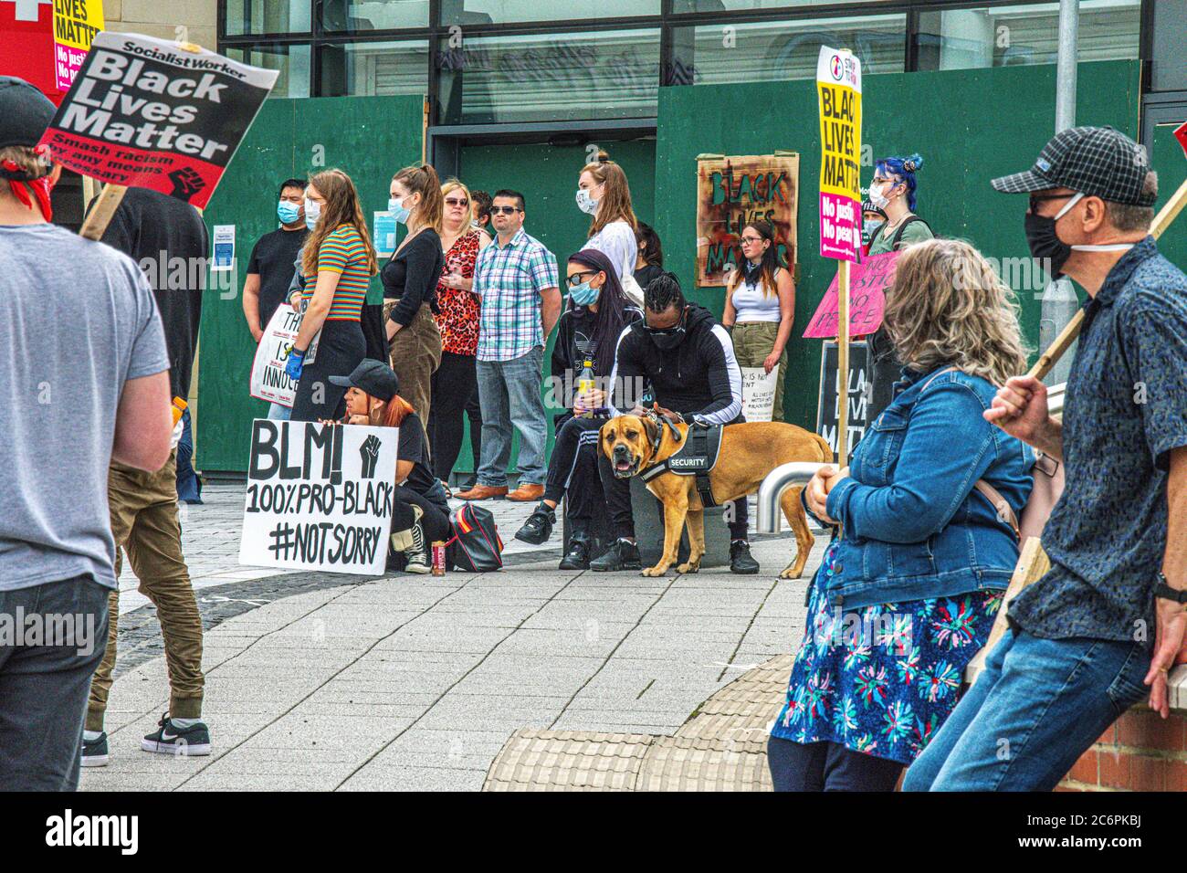Una piccola folla si riunisce per la protesta Black Lives Matters nel circo di Regent Swindon Wilts UK 2020 luglio Foto Stock