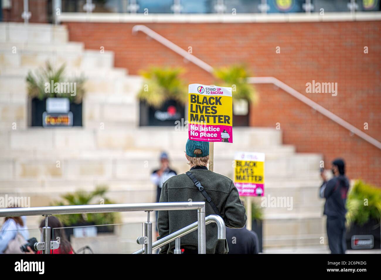 Una piccola folla si riunisce per la protesta Black Lives Matters nel circo di Regent Swindon Wilts UK 2020 luglio Foto Stock