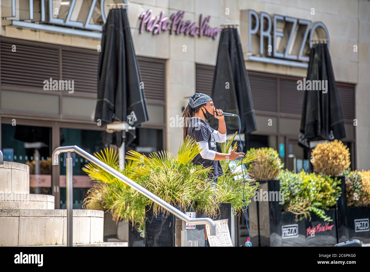 Una piccola folla si riunisce per la protesta Black Lives Matters nel circo di Regent Swindon Wilts UK 2020 luglio Foto Stock