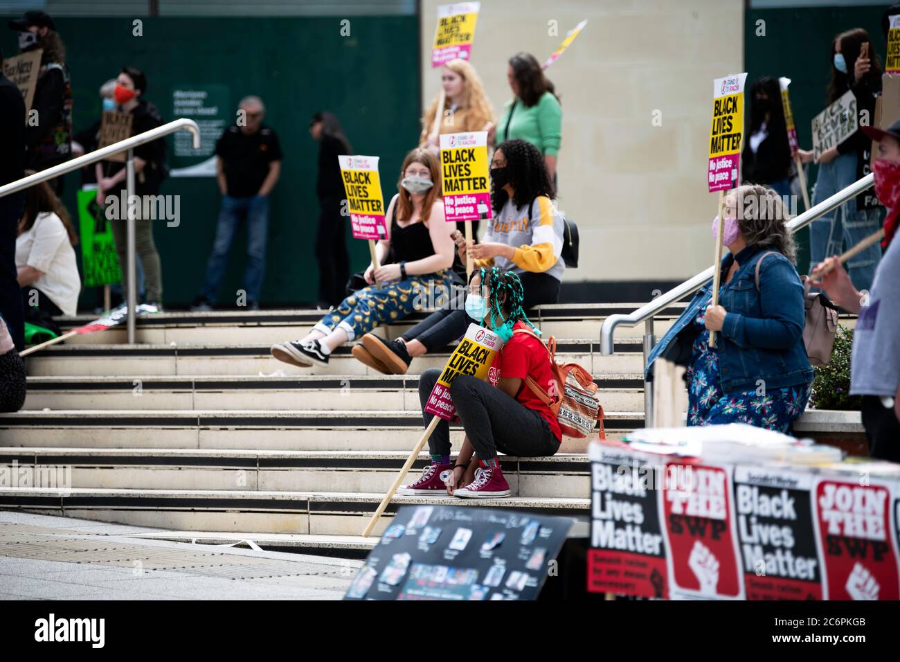 Una piccola folla si riunisce per la protesta Black Lives Matters nel circo di Regent Swindon Wilts UK 2020 luglio Foto Stock