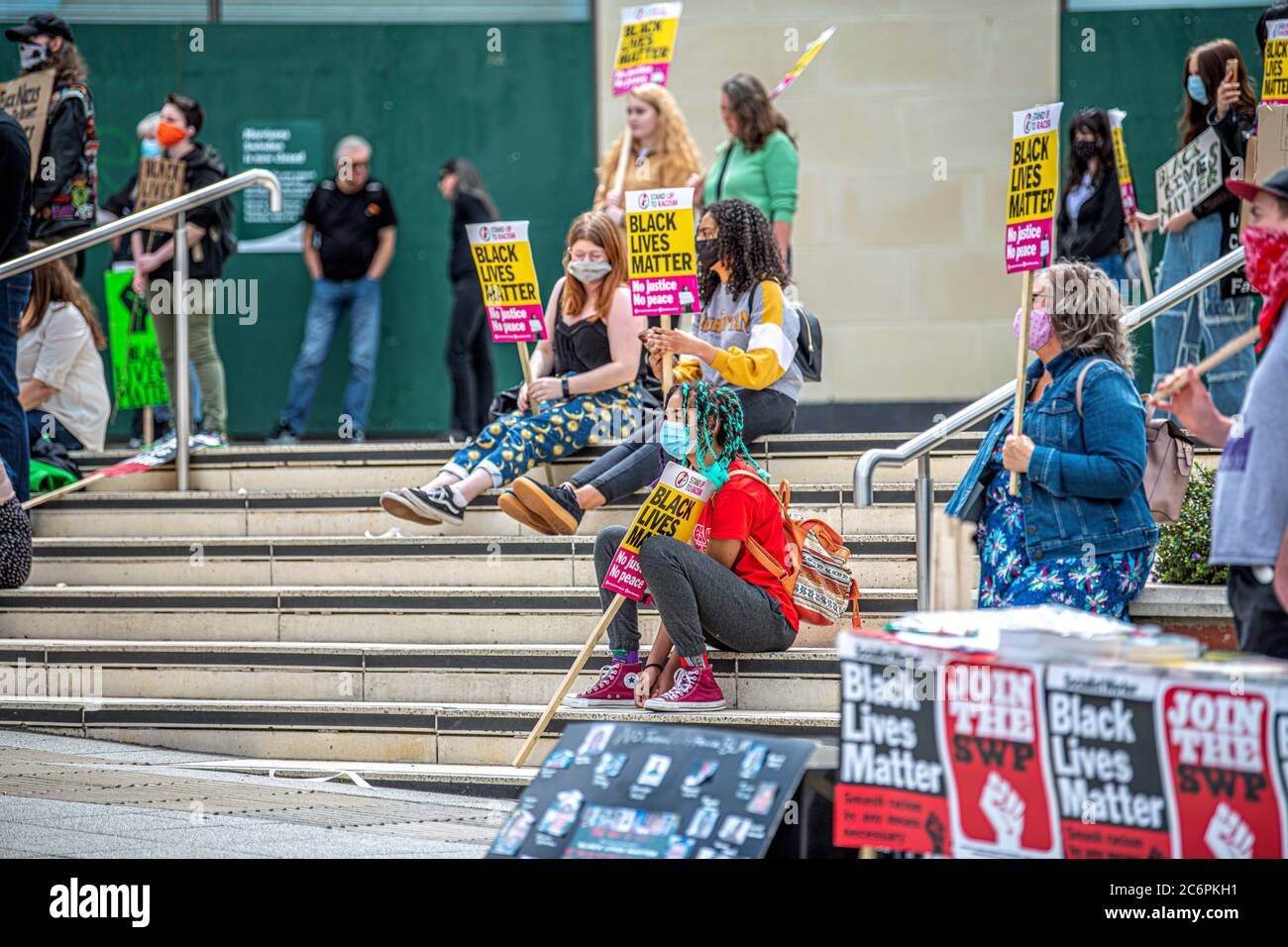 Una piccola folla si riunisce per la protesta Black Lives Matters nel circo di Regent Swindon Wilts UK 2020 luglio Foto Stock