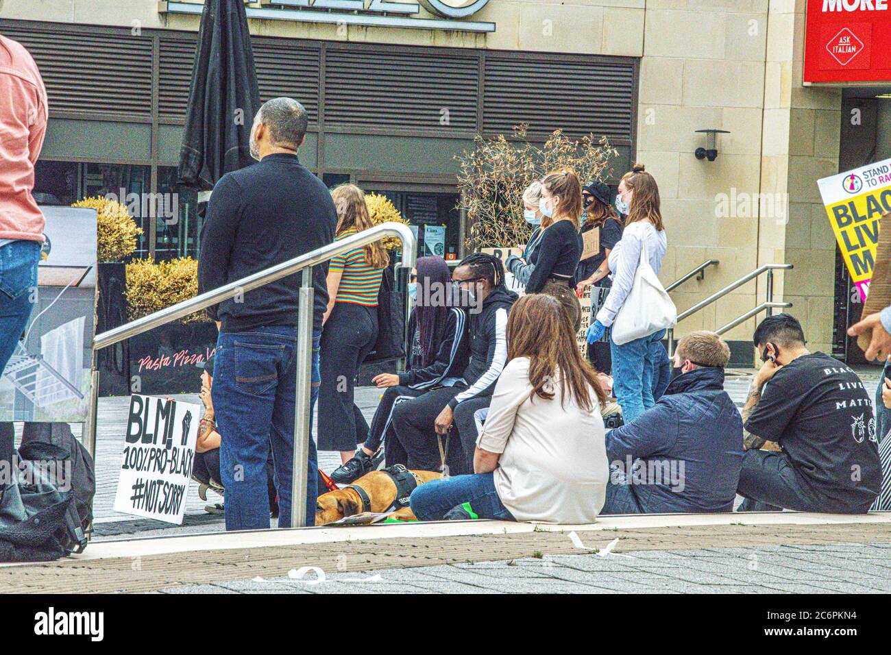 Una piccola folla si riunisce per la protesta Black Lives Matters nel circo di Regent Swindon Wilts UK 2020 luglio Foto Stock