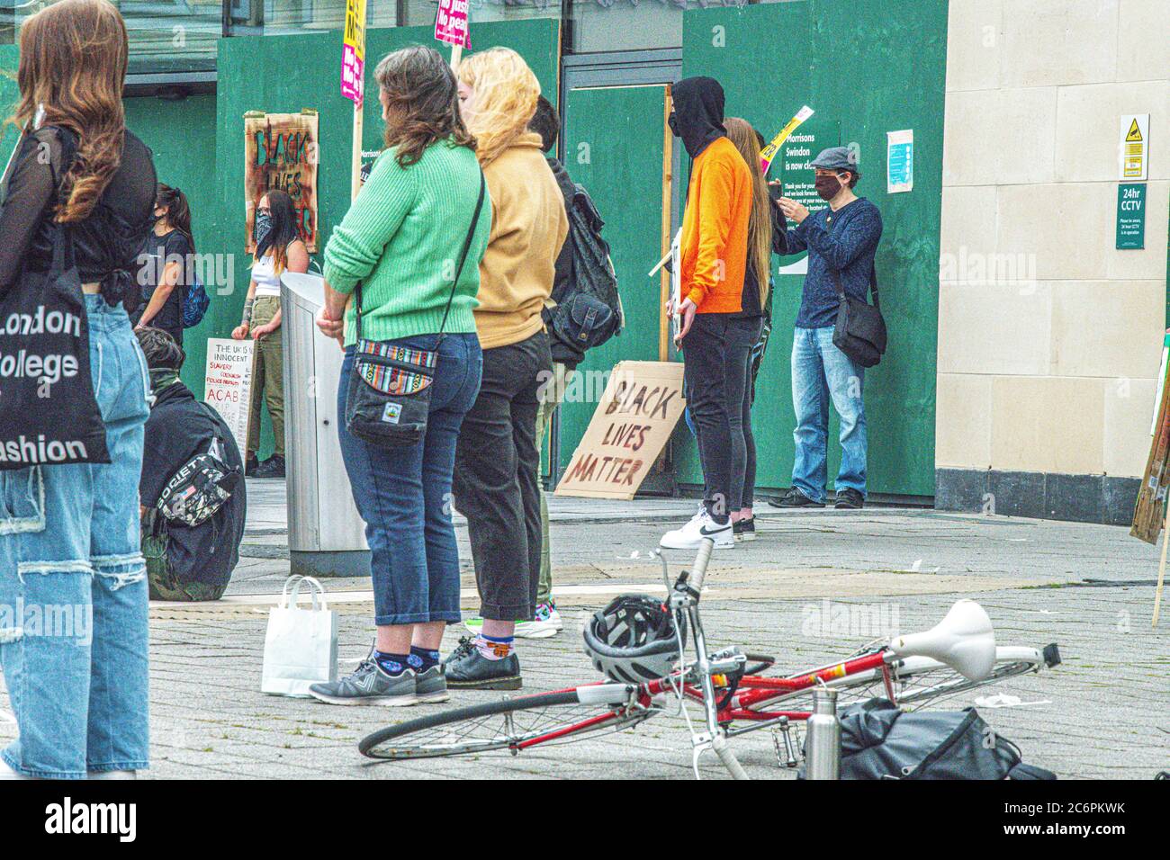 Una piccola folla si riunisce per la protesta Black Lives Matters nel circo di Regent Swindon Wilts UK 2020 luglio Foto Stock