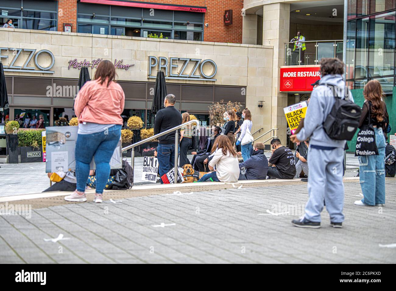 Una piccola folla si riunisce per la protesta Black Lives Matters nel circo di Regent Swindon Wilts UK 2020 luglio Foto Stock