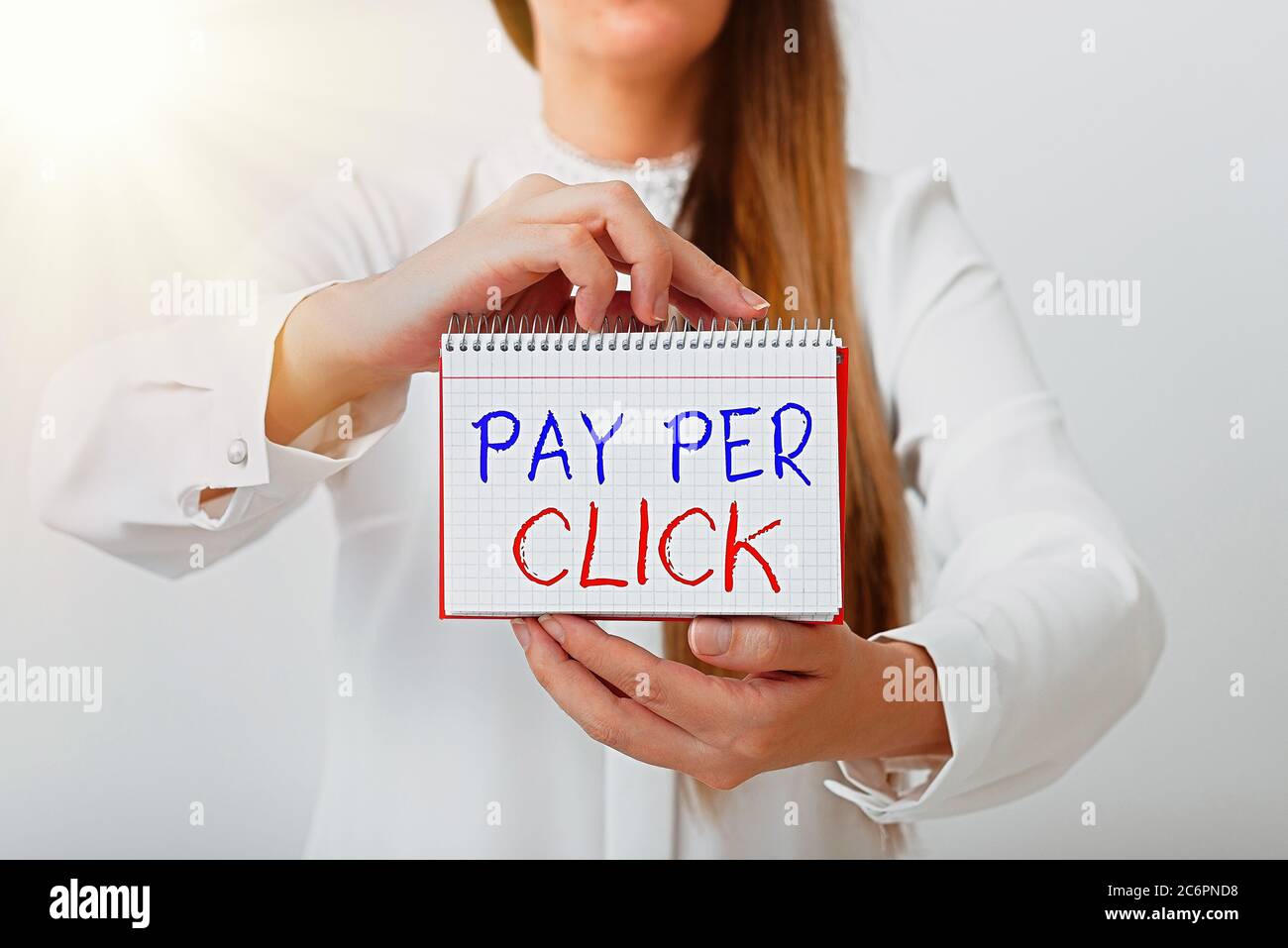 Cartello con testo Pay per Click. Business foto testo internet marketing in cui il pagamento è basato su clickthrough modello che mostra diversi colori vuoti Foto Stock