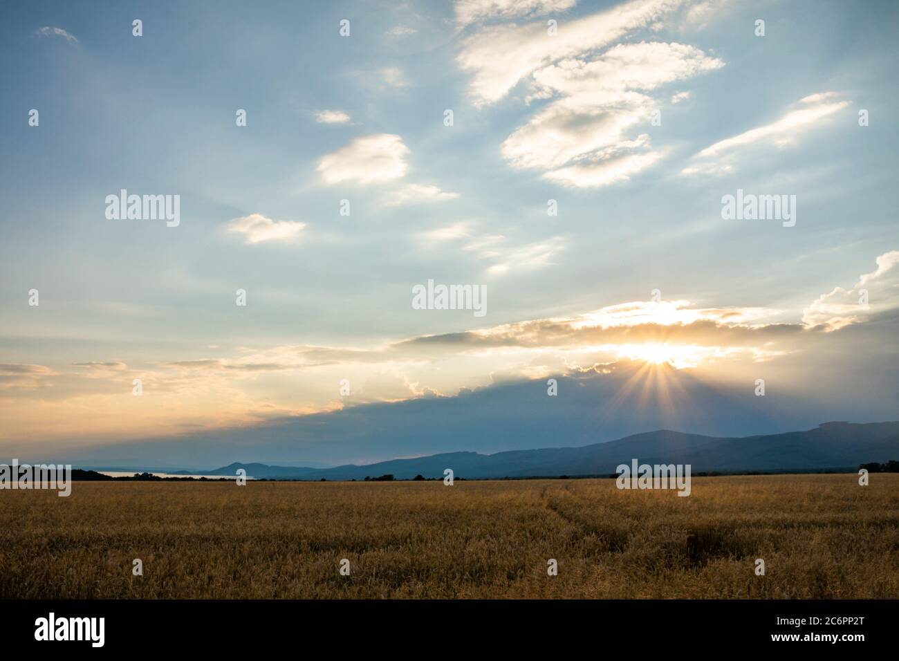Raggi del sole tramontato attraverso le nuvole vicino al lago Zemplinska Sirava. Slovacchia orientale, Europa. Foto Stock