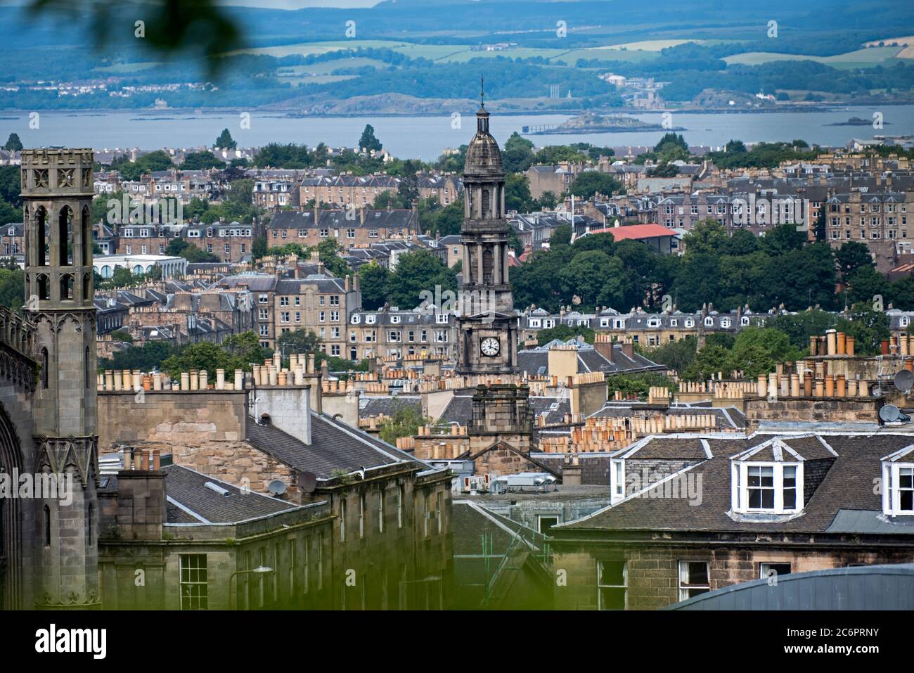 Vista di Edimburgo nord fino al Firth of Forth e oltre a Fife da Calton Hill, Edimburgo, Scozia, Regno Unito. Foto Stock