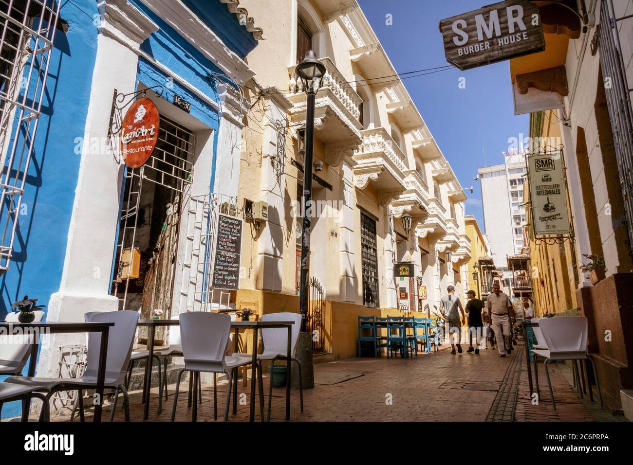 Santa Marta-Magdalena-Colombia, 24. Febbraio 2020: Strade della città vecchia di Santa Marta, città dei Caraibi, Colombia Foto Stock