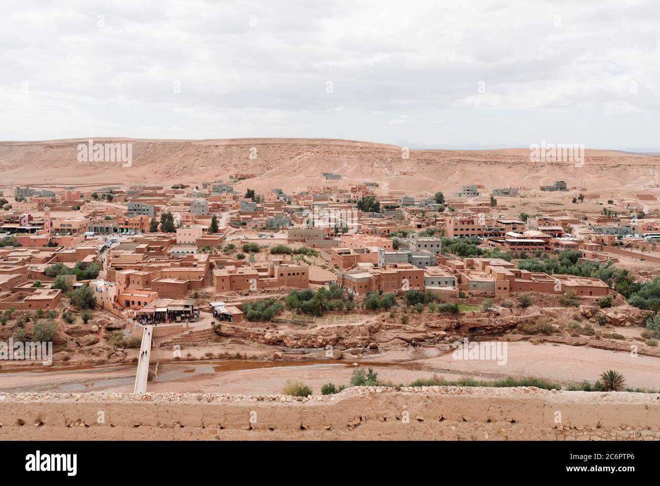 Edifici in pietra arenaria rossa nel deserto accanto al luogo delle riprese di Ait Benhaddou, Marocco Foto Stock