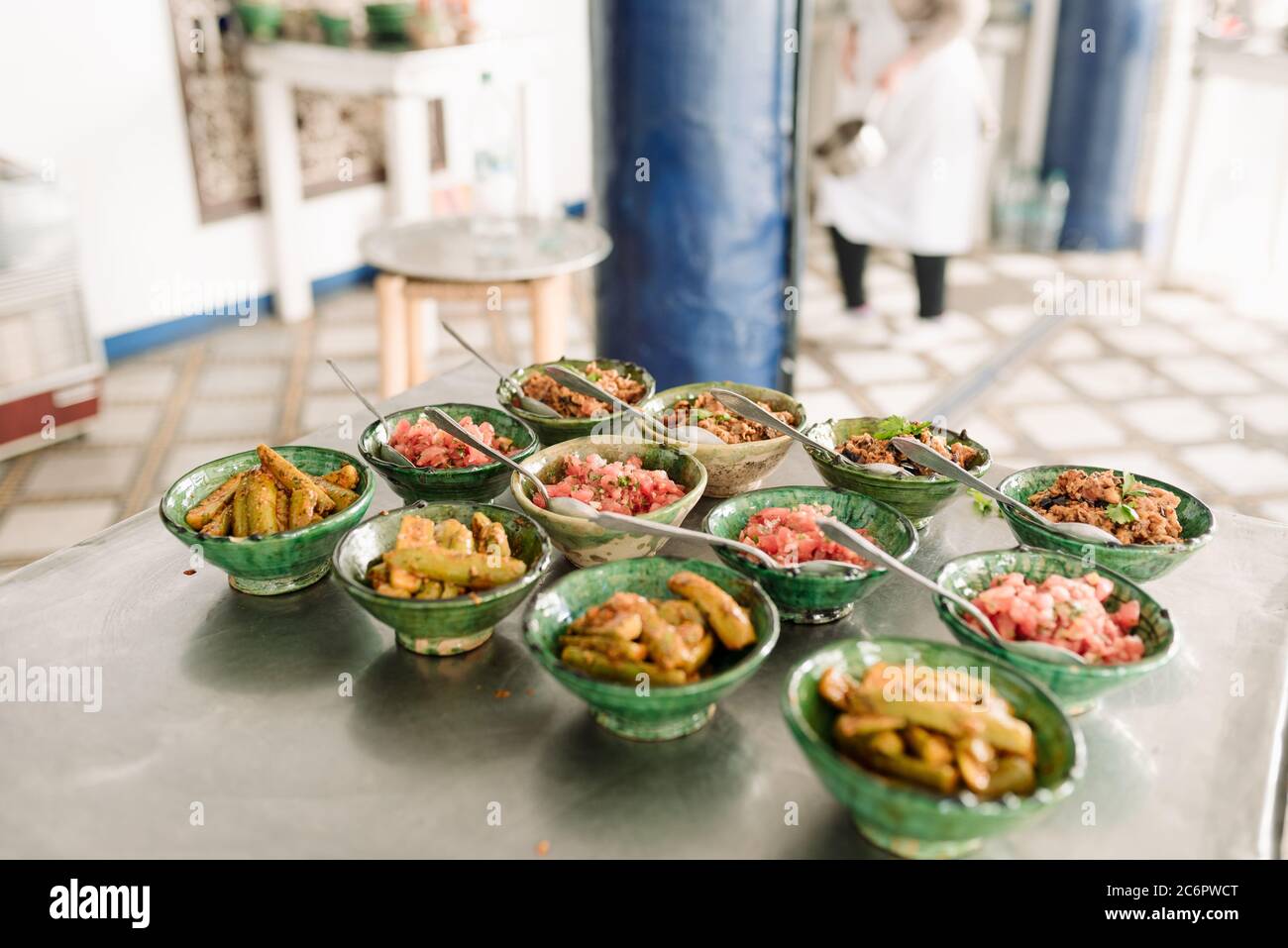 Cucina marocchina in ciotole colorate in un ambiente di cucina